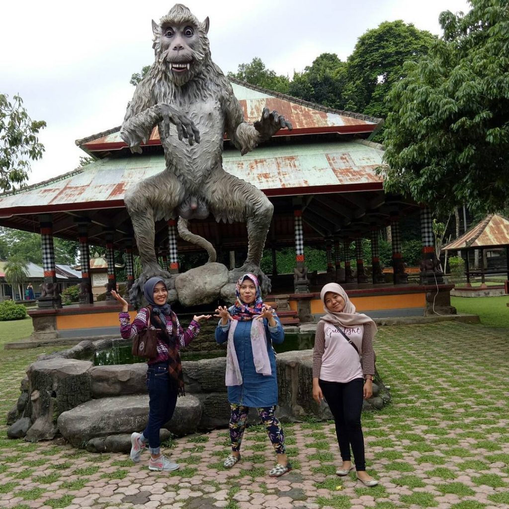 bali, danau beratan, kebun raya bali, pura alas kedaton, tabanan, tanah lot, treetop adventure park, vihara dharma giri, top 6+ tempat wisata yang populer di tabanan bali