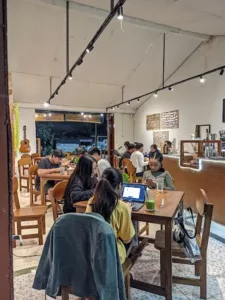 top 7+ cafe di tomohon, nikmati kehangatan kopi lokal harga bersahabat