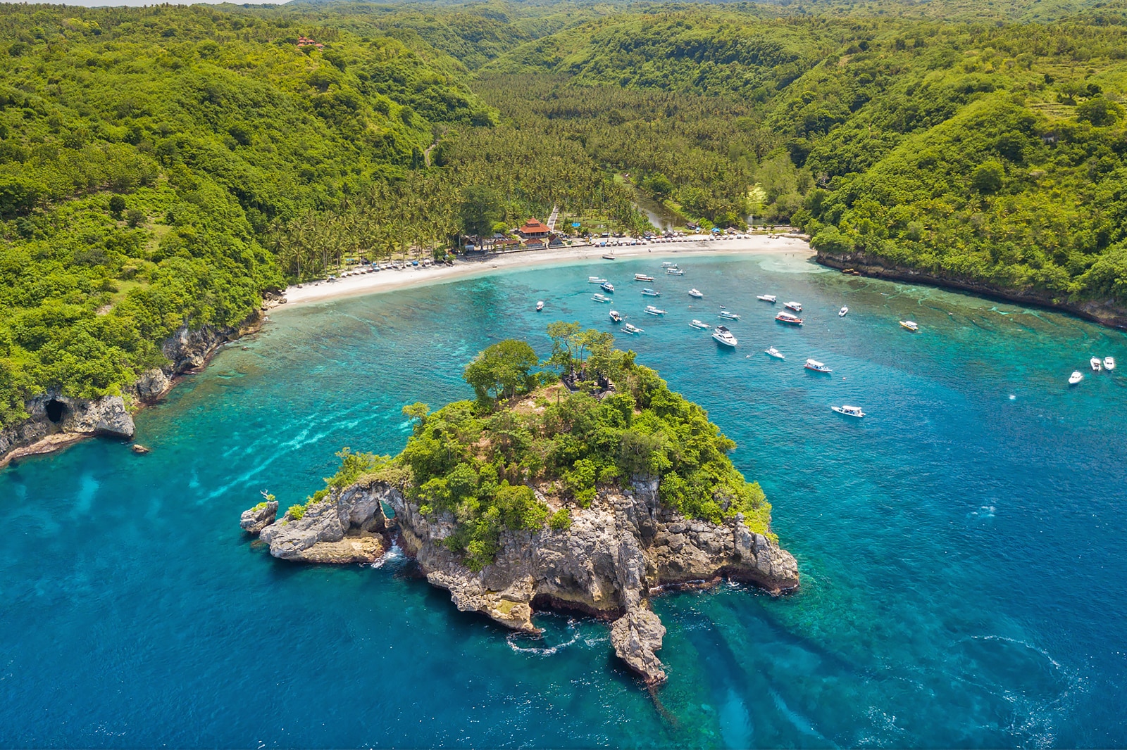 Top 7+ Pantai Ikonik di Nusa Penida, Serasa di Surga