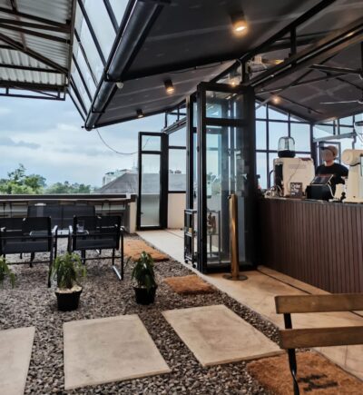top 7+ pilihan cafe rooftop di bandung yang paling cozy
