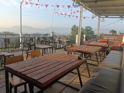 top 7+ pilihan cafe rooftop di bandung yang paling cozy