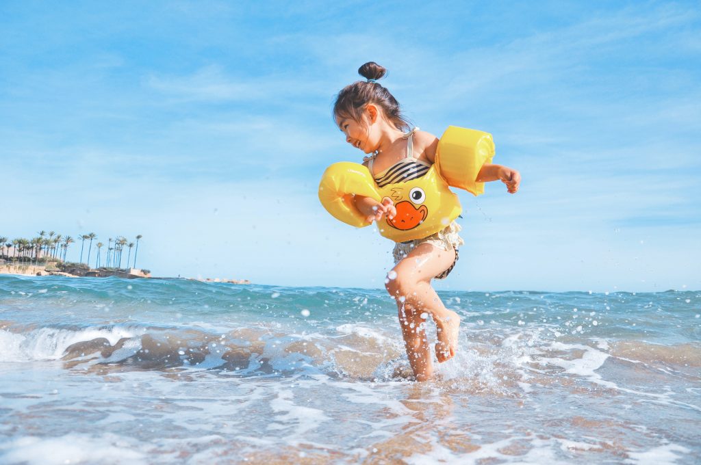 Top 7+ Tips Memilih Outfit ke Pantai Agar Liburan Kamu Tetap Nyaman!