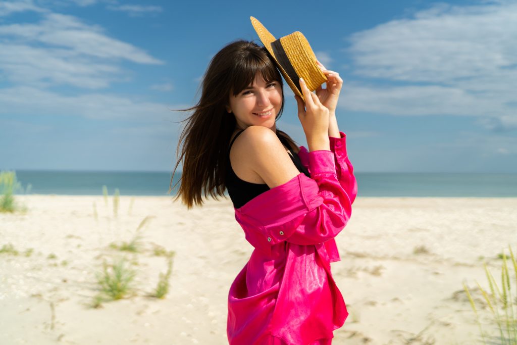 top 7+ tips memilih outfit ke pantai agar liburan kamu tetap nyaman!