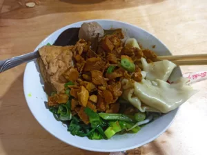 top 8+ rekomendasi mie ayam jakarta timur yang laris manis