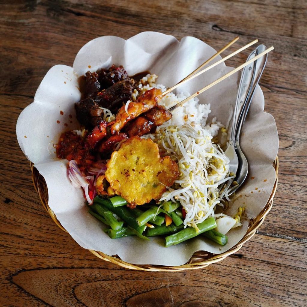 ayam bakar taliwang, bali, denpasar, gourmate sate house, kuta, nasi tekor, sanur, sop ikan warung mak ben, warung men wati, top 8+ wisata kuliner di bali yang ramai di kunjungi wisatawan