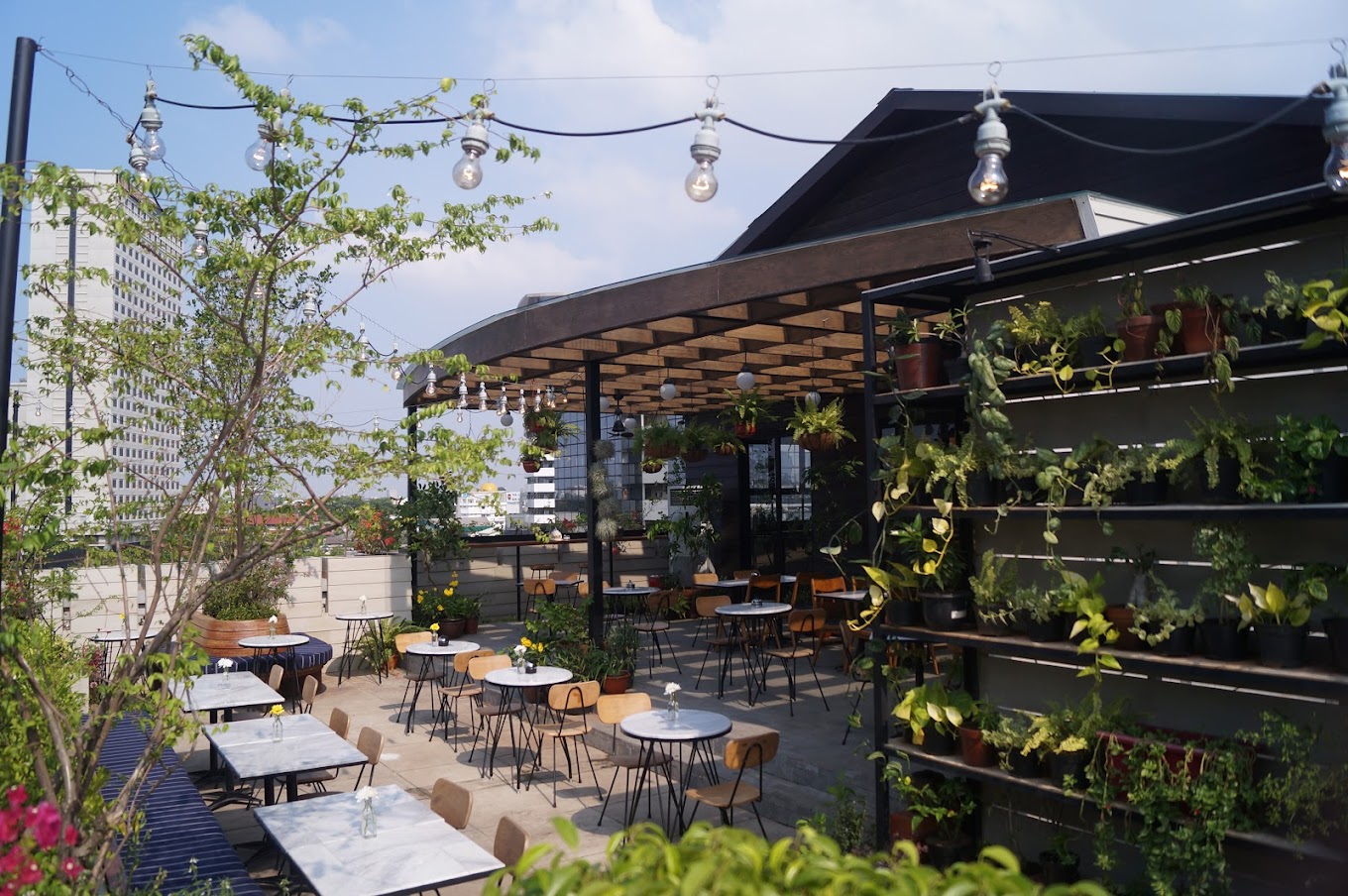 Top 9+ Pilihan Cafe Rooftop di Jakarta Selatan buat Me-Time