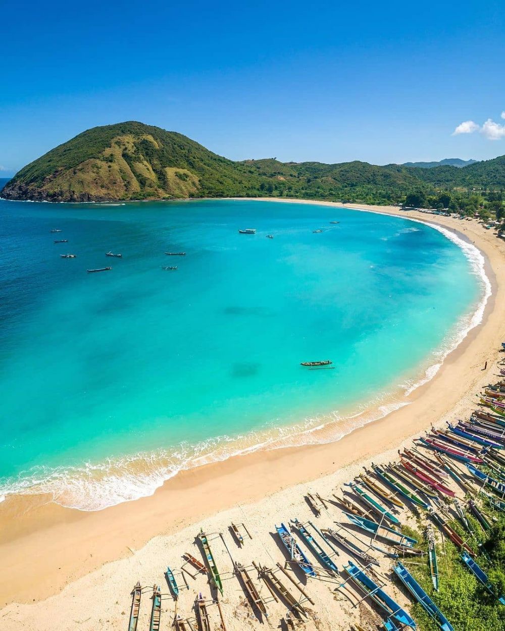 yuk, berlibur ke 10 pantai pasir putih di indonesia yang terkenal dan memesona!