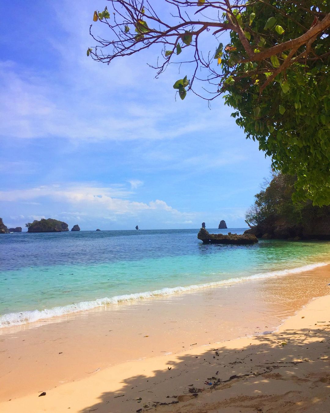 yuk, berlibur ke 10 pantai pasir putih di indonesia yang terkenal dan memesona!