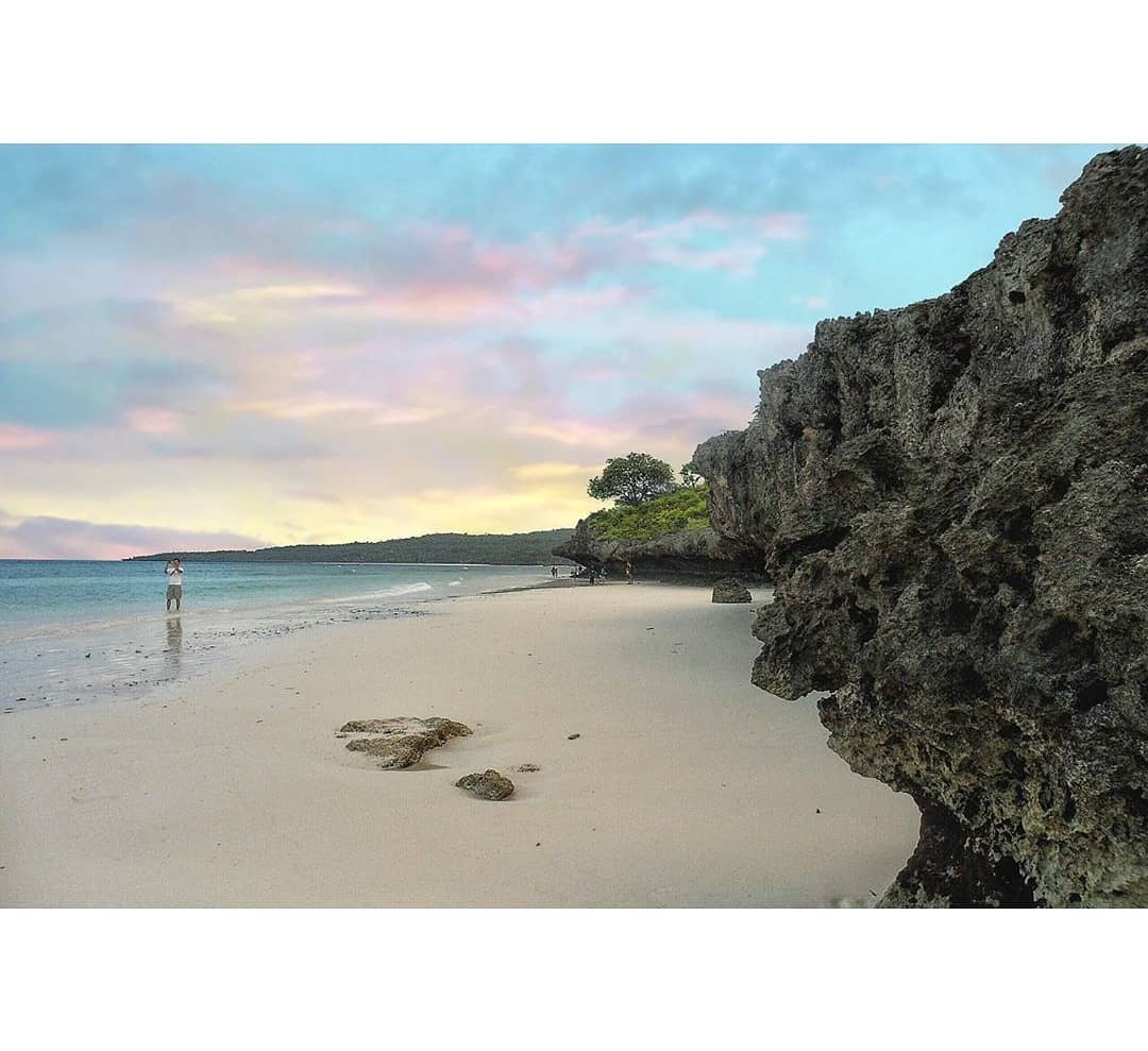 yuk, berlibur ke 10 pantai pasir putih di indonesia yang terkenal dan memesona!
