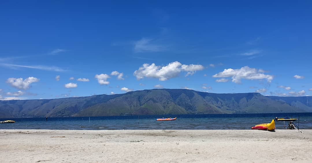 yuk, berlibur ke 10 pantai pasir putih di indonesia yang terkenal dan memesona!