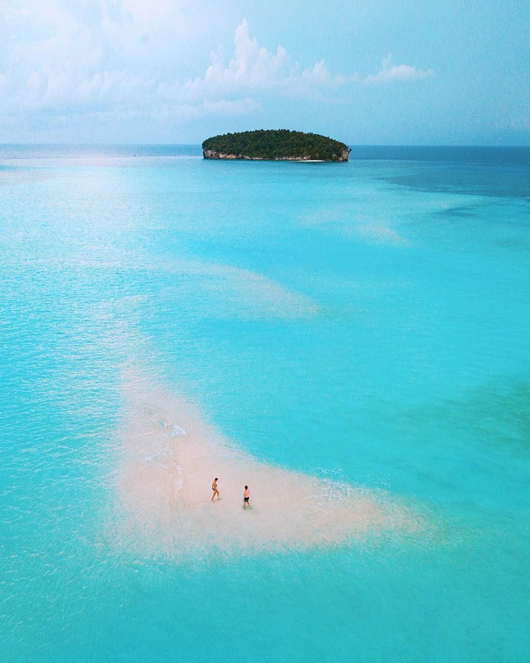yuk, berlibur ke 10 pantai pasir putih di indonesia yang terkenal dan memesona!