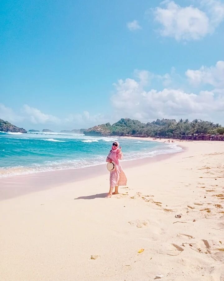 yuk, berlibur ke 10 pantai pasir putih di indonesia yang terkenal dan memesona!