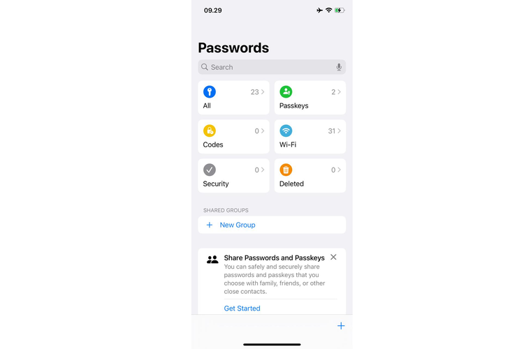 Ilustrasi aplikasi Password di iOS 18. Aplikasi ini berguna buat mengelola setiap password yang dipakai mengakses platform., 1. Kustomisasi Control Center, 2. Kustomisasi ikon aplikasi, 3. Kustomisasi menu lock screen, 4. Menghitung soal matematika otomatis di Notes, 5. Membuat transkrip rekaman audio di Notes, 6. Menghilangkan objek yang mengganggu pada website di Safari, 7. Mengelola password di aplikasi Password, 8. Kalkulator dengan beberapa pilihan mode, 9. Pencarian konten di Photos, 10. Chat dengan berbagai format dan efek di Message