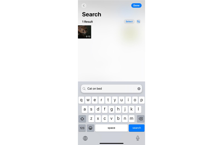 Ilustrasi fitur pencarian konten di Photos iOS 18 iPhone, dengan kata kunci yang lebih kontekstual., 1. Kustomisasi Control Center, 2. Kustomisasi ikon aplikasi, 3. Kustomisasi menu lock screen, 4. Menghitung soal matematika otomatis di Notes, 5. Membuat transkrip rekaman audio di Notes, 6. Menghilangkan objek yang mengganggu pada website di Safari, 7. Mengelola password di aplikasi Password, 8. Kalkulator dengan beberapa pilihan mode, 9. Pencarian konten di Photos, 10. Chat dengan berbagai format dan efek di Message