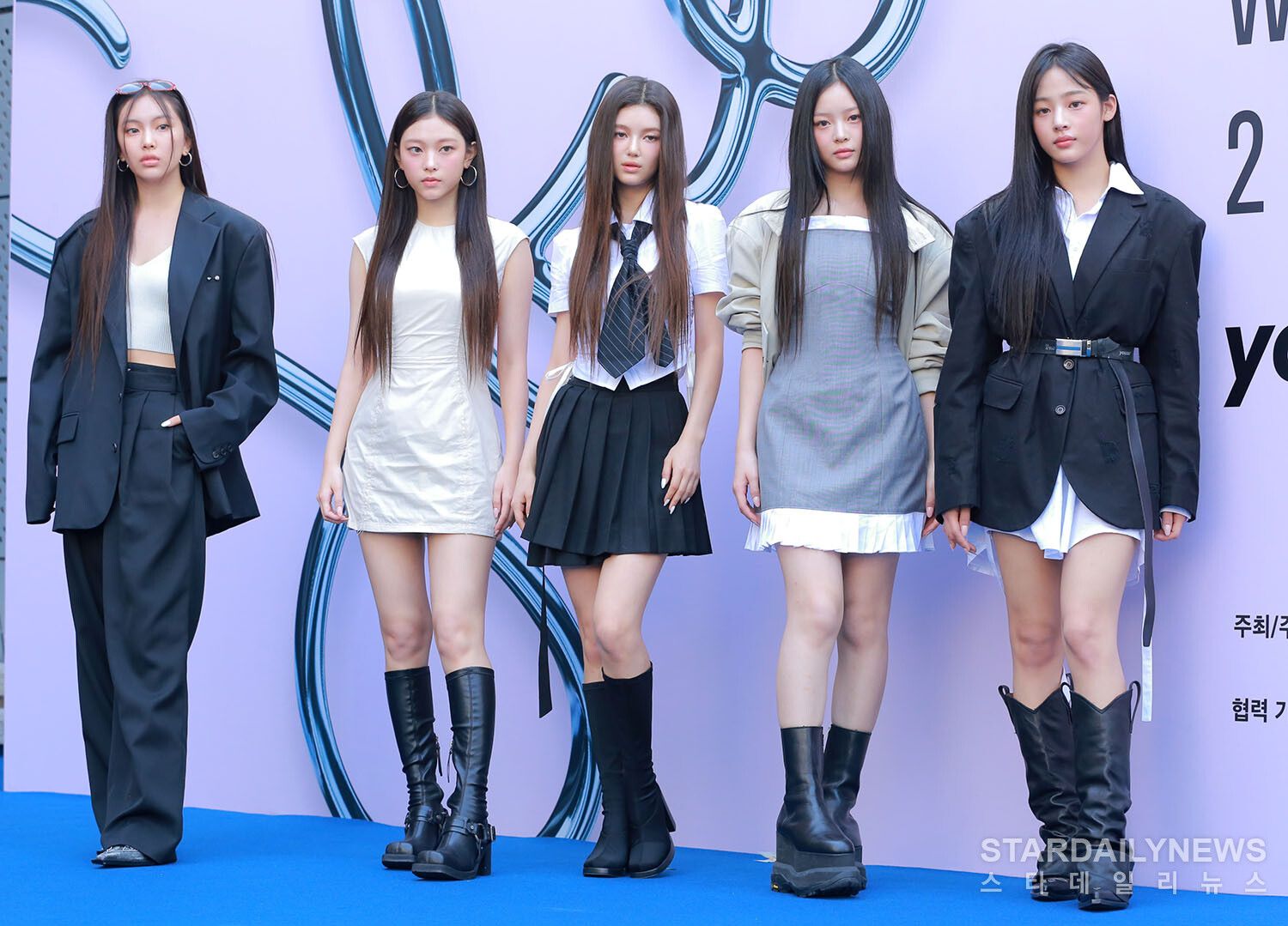 10 gaya terbaik artis perempuan di seoul fashion week ss 2025, 1. Umji dan Eunha VIVIZ hadir dengan padu-padan inner top hitam-putih dibalut bolero jacket model crop top, rok mini serta serta platform heels berdetail duri dan combat boots., 2. YUJU andalkan zip-up jumpsuit model sleeveless yang dikombinasikan bersama heels boots hitam dan beberapa gelang minimalis sebagai pelengkap., 3. Yeeun dan Kwon Eun Bin CLC kompak mengenakan pakaian serba warna hitam yang dipadu-padankan bersama sepatu platform lace-up senada., 4. Dami dan Yoohyeon dari Dreamcatcher juga tiba dengan OOTD warna hitam-putih yang terlihat chic. Dami mengkombinasikan kemeja putih polos bersiluet triangle-cut dengan celana panjang hitam dan pointed boots, sedangkan Yoohyeon memilih zip-up jumpsuit berbahan kulit dan heels senada., 5. Yujin Kep1er hadir mengenakan satu set pakaian warna putih berpotongan asimetris yang memadu-padankan one-shoulder top, rok mini serta lace-up platform boots., 6. Song Jia yang mengenakan mini dress hitam menyempurnakan look-nya bersama tas tangan quilted ikonik dari Chanel serta sepatu boots senada berdetail feathers., 7. Irene Kim menjatuhkan pilihannya pada button-up top lengan panjang dan mini skirt serba warna putih yang dikombinasikan dengan pointed toe hitam., 8. Eunseo WJSN (Cosmic Girls) tunjukan gaya semi formal yang memadu-padankan inner top hitam dibalut blazer dua warna (biru navy-coklat) dengan rok mini senada serta combat boots hitam., 9. Berbeda seperti rekan satu grupnya, Yeoreum WJSN (Cosmic Girls) lebih memilih mengenakan knit dress biru yang disempurnakan bersama block heels senada tanpa perhiasan bold., 10. NewJeans tiba dengan setelan pakaian formal yang memadu-padankan oversized blazer bersama loose trousers, kemeja putih (plus belt) serta mini dress minimalis. Sama seperti artis yang lain, NewJeans juga menyempurnakan look mereka dengan sepatu boots hitam.