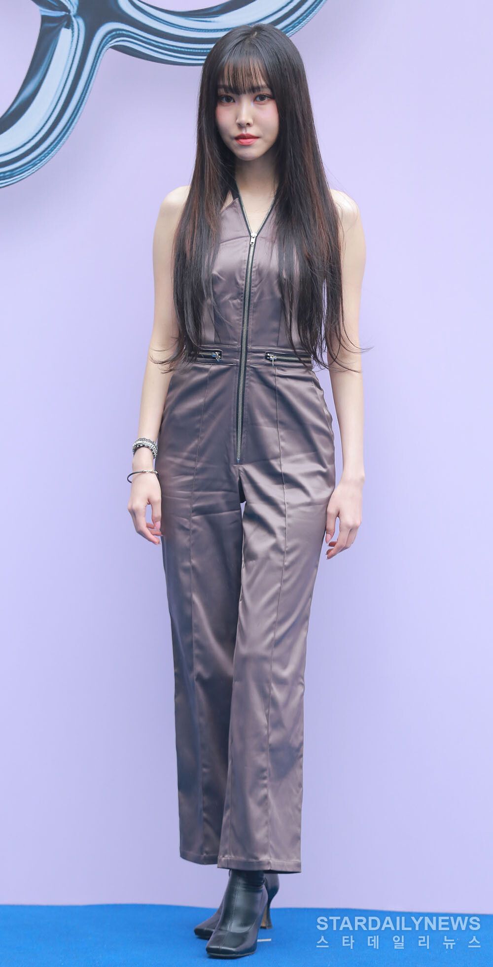 10 gaya terbaik artis perempuan di seoul fashion week ss 2025, 1. Umji dan Eunha VIVIZ hadir dengan padu-padan inner top hitam-putih dibalut bolero jacket model crop top, rok mini serta serta platform heels berdetail duri dan combat boots., 2. YUJU andalkan zip-up jumpsuit model sleeveless yang dikombinasikan bersama heels boots hitam dan beberapa gelang minimalis sebagai pelengkap., 3. Yeeun dan Kwon Eun Bin CLC kompak mengenakan pakaian serba warna hitam yang dipadu-padankan bersama sepatu platform lace-up senada., 4. Dami dan Yoohyeon dari Dreamcatcher juga tiba dengan OOTD warna hitam-putih yang terlihat chic. Dami mengkombinasikan kemeja putih polos bersiluet triangle-cut dengan celana panjang hitam dan pointed boots, sedangkan Yoohyeon memilih zip-up jumpsuit berbahan kulit dan heels senada., 5. Yujin Kep1er hadir mengenakan satu set pakaian warna putih berpotongan asimetris yang memadu-padankan one-shoulder top, rok mini serta lace-up platform boots., 6. Song Jia yang mengenakan mini dress hitam menyempurnakan look-nya bersama tas tangan quilted ikonik dari Chanel serta sepatu boots senada berdetail feathers., 7. Irene Kim menjatuhkan pilihannya pada button-up top lengan panjang dan mini skirt serba warna putih yang dikombinasikan dengan pointed toe hitam., 8. Eunseo WJSN (Cosmic Girls) tunjukan gaya semi formal yang memadu-padankan inner top hitam dibalut blazer dua warna (biru navy-coklat) dengan rok mini senada serta combat boots hitam., 9. Berbeda seperti rekan satu grupnya, Yeoreum WJSN (Cosmic Girls) lebih memilih mengenakan knit dress biru yang disempurnakan bersama block heels senada tanpa perhiasan bold., 10. NewJeans tiba dengan setelan pakaian formal yang memadu-padankan oversized blazer bersama loose trousers, kemeja putih (plus belt) serta mini dress minimalis. Sama seperti artis yang lain, NewJeans juga menyempurnakan look mereka dengan sepatu boots hitam.