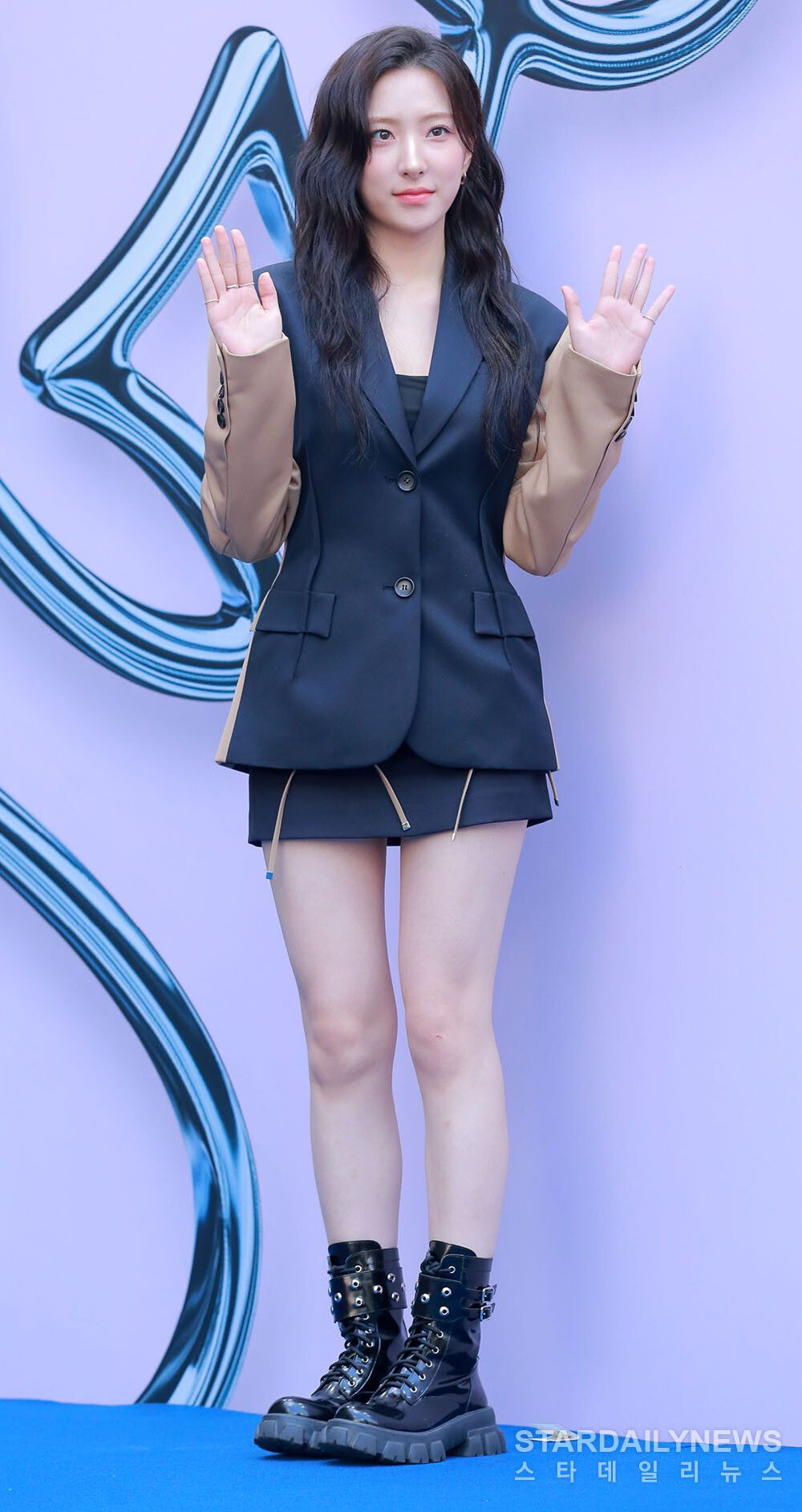 10 gaya terbaik artis perempuan di seoul fashion week ss 2025, 1. Umji dan Eunha VIVIZ hadir dengan padu-padan inner top hitam-putih dibalut bolero jacket model crop top, rok mini serta serta platform heels berdetail duri dan combat boots., 2. YUJU andalkan zip-up jumpsuit model sleeveless yang dikombinasikan bersama heels boots hitam dan beberapa gelang minimalis sebagai pelengkap., 3. Yeeun dan Kwon Eun Bin CLC kompak mengenakan pakaian serba warna hitam yang dipadu-padankan bersama sepatu platform lace-up senada., 4. Dami dan Yoohyeon dari Dreamcatcher juga tiba dengan OOTD warna hitam-putih yang terlihat chic. Dami mengkombinasikan kemeja putih polos bersiluet triangle-cut dengan celana panjang hitam dan pointed boots, sedangkan Yoohyeon memilih zip-up jumpsuit berbahan kulit dan heels senada., 5. Yujin Kep1er hadir mengenakan satu set pakaian warna putih berpotongan asimetris yang memadu-padankan one-shoulder top, rok mini serta lace-up platform boots., 6. Song Jia yang mengenakan mini dress hitam menyempurnakan look-nya bersama tas tangan quilted ikonik dari Chanel serta sepatu boots senada berdetail feathers., 7. Irene Kim menjatuhkan pilihannya pada button-up top lengan panjang dan mini skirt serba warna putih yang dikombinasikan dengan pointed toe hitam., 8. Eunseo WJSN (Cosmic Girls) tunjukan gaya semi formal yang memadu-padankan inner top hitam dibalut blazer dua warna (biru navy-coklat) dengan rok mini senada serta combat boots hitam., 9. Berbeda seperti rekan satu grupnya, Yeoreum WJSN (Cosmic Girls) lebih memilih mengenakan knit dress biru yang disempurnakan bersama block heels senada tanpa perhiasan bold., 10. NewJeans tiba dengan setelan pakaian formal yang memadu-padankan oversized blazer bersama loose trousers, kemeja putih (plus belt) serta mini dress minimalis. Sama seperti artis yang lain, NewJeans juga menyempurnakan look mereka dengan sepatu boots hitam.