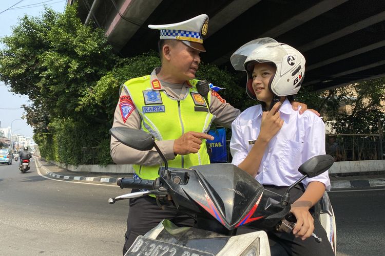 Polisi menindak pengendara motor dengan banyak pelanggaran. Masih pelajar, berusia di bawah umur, tidak memiliki SIM, tidak memiliki STNK, pelat nomor kendaraan mati, dan enggan menggunakan helm