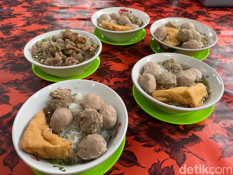Jualan Depan Kuburan, Bakso Gerobakan Viral Ini Sehari Jual 500 Porsi, 1. Bakso Mas Kumis, 2. Bakso Jangkung, 3. Bakso Pakde BCA Puri, 4. Bakso Markus, 5. Bakso Akim (Bakso Bawang Goreng), 6. Bakso A Kiaw 99, 7. Bakso JWR, 8. Bakso Aan, 10. Bakso H. Mas Nur