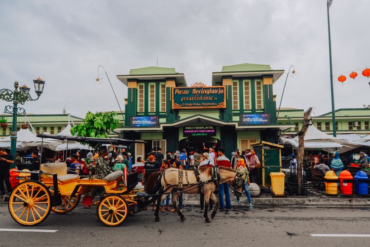 Ilustrasi Pasar Beringharjo, 1. Waterboom Jogja, 2. Ledok Sambi, 3. The Lost World Castle, 4. Keraton Yogyakarta, 5. Kids Fun, 6. Gembira Loka Zoo, 7. Taman Pintar, 8. Alun-alun Kidul Yogyakarta, 9. Pantai Parangtritis, 10. Pasar Beringharjo