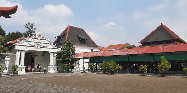 Suasana bagian dalam Keraton Yogyakarta., 1. Waterboom Jogja, 2. Ledok Sambi, 3. The Lost World Castle, 4. Keraton Yogyakarta, 5. Kids Fun, 6. Gembira Loka Zoo, 7. Taman Pintar, 8. Alun-alun Kidul Yogyakarta, 9. Pantai Parangtritis, 10. Pasar Beringharjo