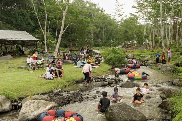 Tempat wisata di Yogyakarta - Ledok Sambi., 1. Waterboom Jogja, 2. Ledok Sambi, 3. The Lost World Castle, 4. Keraton Yogyakarta, 5. Kids Fun, 6. Gembira Loka Zoo, 7. Taman Pintar, 8. Alun-alun Kidul Yogyakarta, 9. Pantai Parangtritis, 10. Pasar Beringharjo