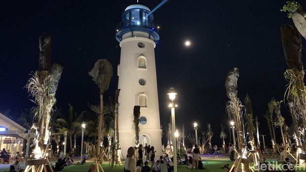 Land's End PIK, salah satu tempat yang ramai dikunjungi., 1. Cove at Batavia, 2. Pantjoran PIK, 3. La Riviera, 4. San Antonio Promenade, 5. Land’s End, 6. Pantai Aloha PIK 2, 7. Pantai Pasir Putih, 8. Dreamville Beach Club PIK 2, 9. Phoenix Cocktail Bar, 10. By The Sea PIK