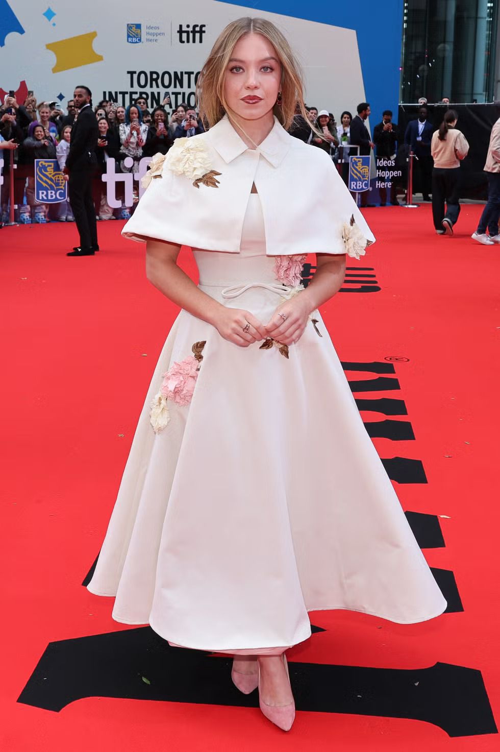 12 gaya terbaik seleb di toronto international film festival 2024, 1. Vanessa Kirby tampil mewah mengandalkan gaun strapless merah berbahan satin yang dilengkapi dengan aksen trail., 2. Sydney Sweeney tampak elegan sekaligus chic dalam balutan dress warna putih dengan aksen floral 3D yang dirancang khusus oleh Erdem., 3. Zoe Saldana mengenakan lace dress menerawang dari Armani Privé yang dikombinasikan dengan perhiasan dari Cartier., 4. Margaret Qualley datang dengan tampilan yang unik mengenakan outfit dari Chanel. Sang aktris mengenakan dress warna mint dengan aksen pita yang menampilkan inner warna hitam., 5. Katy Perry datang bersama Orlando Bloom dengan gaya yang serasi. Ia mengenakan dress dari Celine yang berkilauan dengan potongan one-shoulder, sementara Orlando Bloom tampak keren dengan suit dan high-neck jumper., 6. Jennifer Lopez tampil menawan dalam balutan gaun warna nude yang flowy rancangan Chloé dipadukan dengan boots senada bersiluet slouchy., 7. Chloe Sevigny memilih gaun strapless putih dengan aksen lace dari Balenciaga untuk melengkapi gayanya di karpet merah., 8. Florence Pugh memilih tampilan glamor dalam balutan ballgown pink karya Tamara Ralph yang dihiasi puta hitam di tengahnya., 9. Daisy Edgar Jones tampil elegan mengenakan gaun floaty berdetail pleats dari Gucci yang dikombinasikan dengan perhiasan Tiffany & Co., 10. Tampil dengan gaya chic, Ana de Armas mengenakan dress pink dengan detail rok beraksen lace dari Louis Vuitton., 11. Amy Adams andalkan gaun navy dengan aksen embellishment yang dirancang khusus oleh Prada., 12. Selena Gomez mengenakan dress hitam berdetail sequin dari Rodarte yang dipadukan dengan perhiasan dari Tiffany & Co.