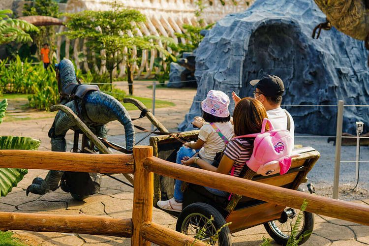 Wahana Dino Dokar di Garut Dinoland. 