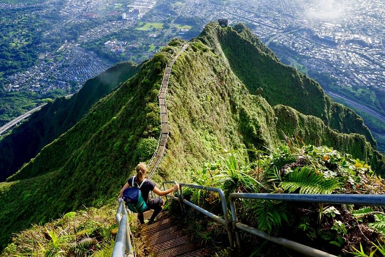 Ilustrasi Wisatawan - Seorang wisatawan sedang berada di tempat wisata bernama Haiku Stairs di Pulau O'ahu, Hawaii, Amerika Serikat.