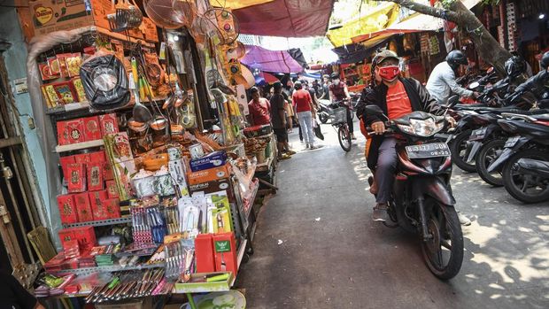 Warga berjalan melintasi lapak pedagang kaki lima (PKL) di kawasan Petak Sembilan, Glodok, Jakarta, Selasa (5/4/2022). Sebanyak 160 PKL di kawasan Petak Sembilan rencananya akan direlokasi ke Pasar Glodok agar jalan tersebut bisa dilalui kendaraan mobil dan motor, sejalan dengan penataan kawasan Kota dalam menyambut Stasiun MRT Taman Sari. ANTARA FOTO/Hafidz Mubarak A/rwa.