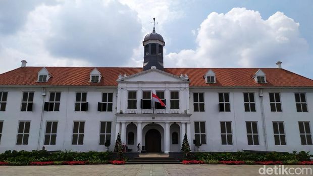 Museum Sejarah Jakarta dikenal juga dengan nama Museum Fatahillah. Museum Sejarah Jakarta terletak di kawasan Kota Tua, Jakarta Barat.