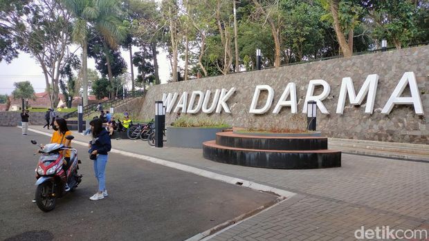 Waduk Darma., 1. Telaga Nilem, 2. Wisata Alam Linggarjati, 3. Telaga Remis, 4. Waduk Darma, 5. Wisata Cibulan, 6. Pemandian Air Panas Sangkanurip, 7. Situ Cicerem, 8. Kebun Raya Kuningan, 9. Sukageuri View, 10. The Mountain Recreation Park, 11. Taman Cisantana, 12. Sangkan Resort Aqua Park, 13. Balong Dalem Jalaksana, 14. Curug Sidomba, 15. Lembah Cilengkrang, 17. Curug Bangkong