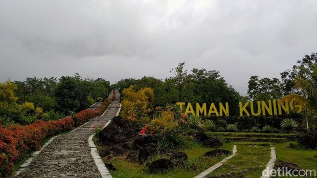 Kebun Raya Kuningan, 1. Telaga Nilem, 2. Wisata Alam Linggarjati, 3. Telaga Remis, 4. Waduk Darma, 5. Wisata Cibulan, 6. Pemandian Air Panas Sangkanurip, 7. Situ Cicerem, 8. Kebun Raya Kuningan, 9. Sukageuri View, 10. The Mountain Recreation Park, 11. Taman Cisantana, 12. Sangkan Resort Aqua Park, 13. Balong Dalem Jalaksana, 14. Curug Sidomba, 15. Lembah Cilengkrang, 17. Curug Bangkong