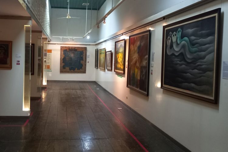 area pamer lukisan di museum seni rupa dan keramik pada Kamis (12/09/2024), 1. Menyaksikan koleksi seni, 2. Melihat koleksi keramik dan sejarahnya, 3. Mengikuti pottery class, 4. Berbelanja suvenir