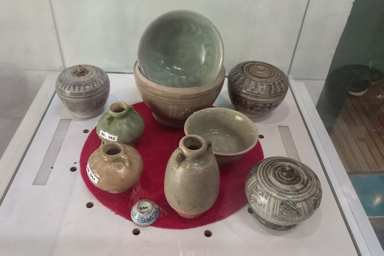 Kumpulan keramik asal Thailand di museum seni rupa dan keramik pada Kamis (12/09/2024), 1. Menyaksikan koleksi seni, 2. Melihat koleksi keramik dan sejarahnya, 3. Mengikuti pottery class, 4. Berbelanja suvenir