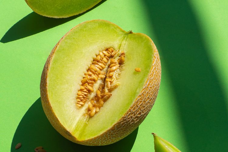 ilustrasi melon, 1. Sumber vitamin A, 2. Membantu menghidrasi tubuh, 3. Membantu menyehatkan kulit, 4. Membantu menyehatkan saluran pencernaan