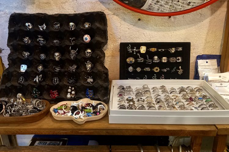 Berbagai macam aksesoris cincin di kios A Craft Pasar Santa pada Rabu (11/09/2024), 1. Datang setelah jam makan siang, 2. Membawa kendaraan pribadi, 3. Membawa tas ukuran besar, 4. Membawa uang tunai dan non-tunai