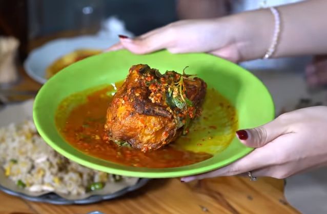 5 Ayam Sambal Setan yang Pedasnya Membara versi Bella Kuku, 1. Sambal Ajojing, 2. Sambal Pemersatu Bangsa, 3. Warung Betawi H. Muhayar, 4. Warung Ceu Mumun, 5. Es Kepal Mataram Cipete