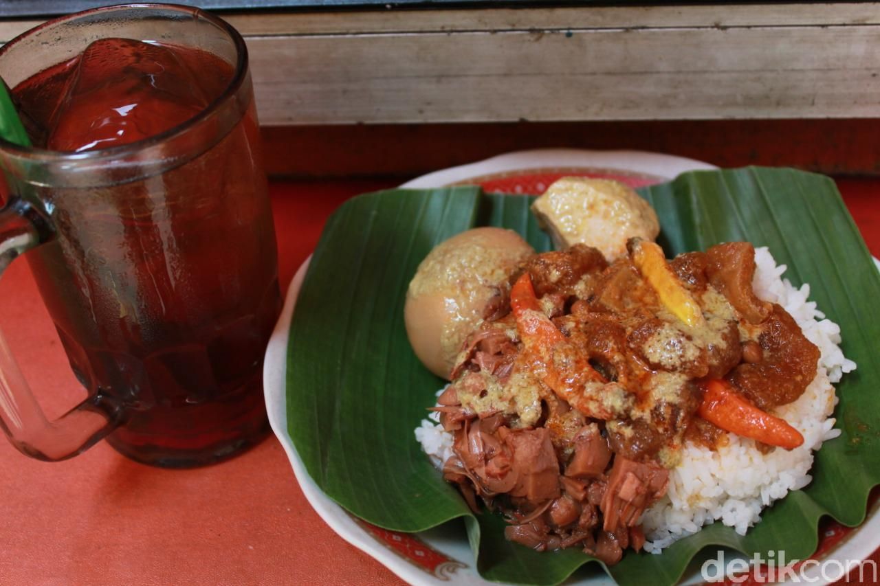 gudeg bu tinah, 1. Gudeg Mbah Lindu, 2. Gudeg Yu Djum, 3. Gudeg Mercon Bu Tinah, 4. Gudeg Manggar Bu Jumilan, 5. Gudeg Bu Djuminten