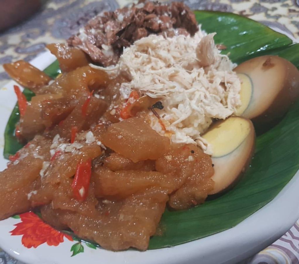 gudeg koyor untuk sarapan, 1. Gudeg Mbah Lindu, 2. Gudeg Yu Djum, 3. Gudeg Mercon Bu Tinah, 4. Gudeg Manggar Bu Jumilan, 5. Gudeg Bu Djuminten