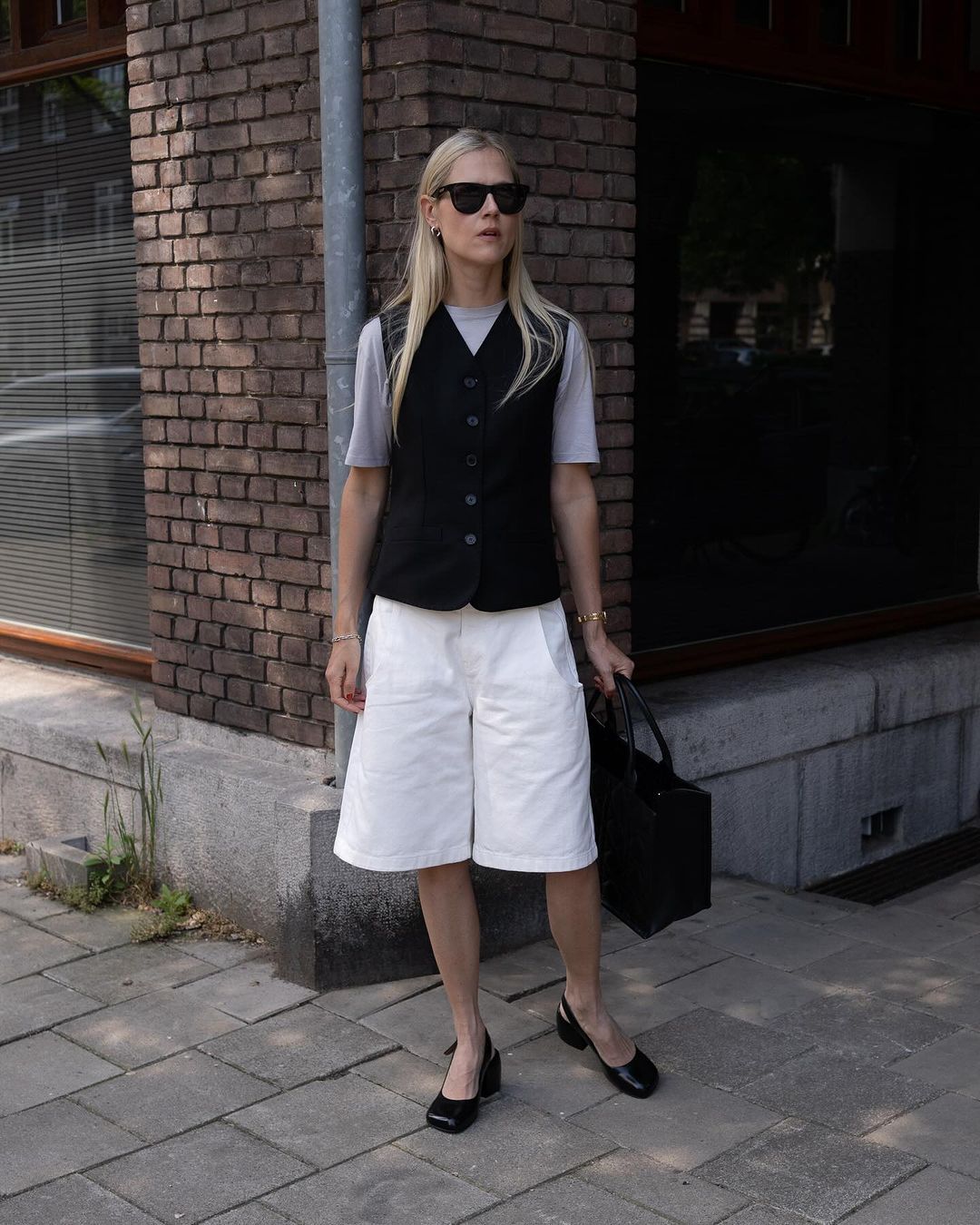 5 ide mix and match celana oversize kasual hingga semi-formal, 1. Gaya kasual dengan celana oversize, 2. Gaya semi-formal dengan celana oversize , 3. Gaya kekinian dengan celana oversize pendek, 4. Gaya kasual dengan celana denim oversize, 5. Gaya semi-formal dengan celana denim oversize