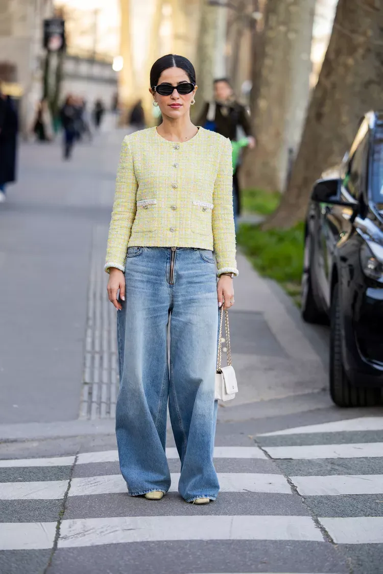 5 ide mix and match celana oversize kasual hingga semi-formal, 1. Gaya kasual dengan celana oversize, 2. Gaya semi-formal dengan celana oversize , 3. Gaya kekinian dengan celana oversize pendek, 4. Gaya kasual dengan celana denim oversize, 5. Gaya semi-formal dengan celana denim oversize