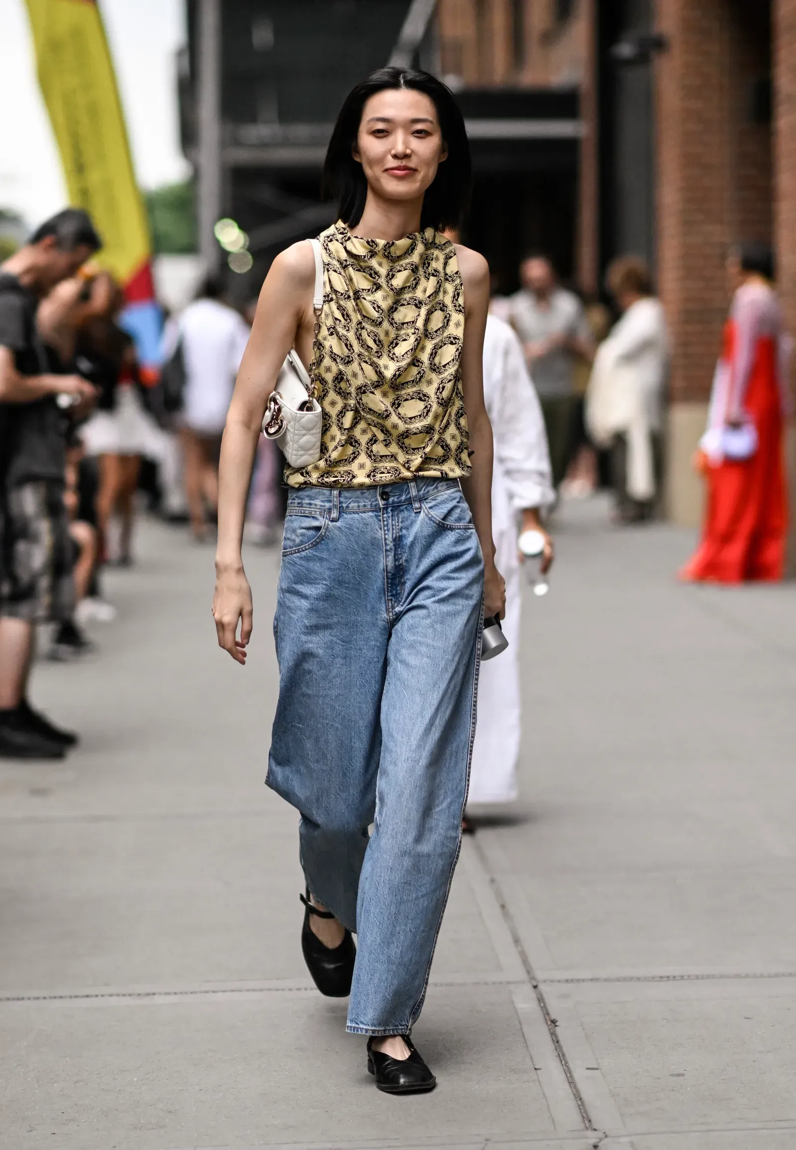 5 ide mix and match celana oversize kasual hingga semi-formal, 1. Gaya kasual dengan celana oversize, 2. Gaya semi-formal dengan celana oversize , 3. Gaya kekinian dengan celana oversize pendek, 4. Gaya kasual dengan celana denim oversize, 5. Gaya semi-formal dengan celana denim oversize