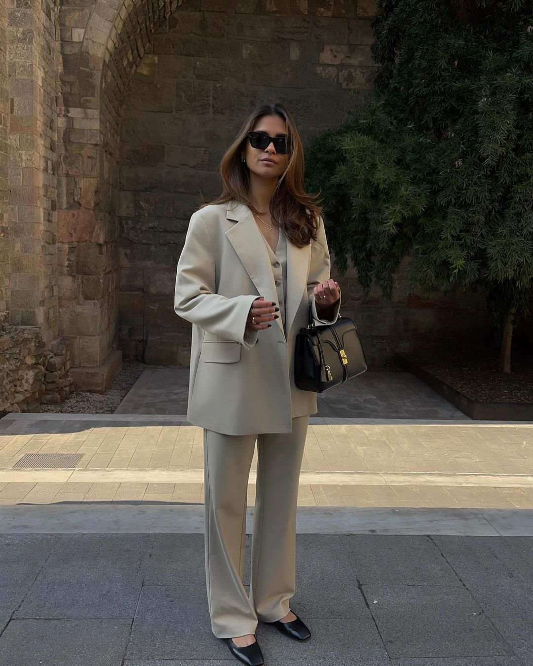 5 inspirasi ootd vest rompi kerja wanita, tiru untuk tampil kekinian!, 1. Layer dengan kemeja dan blazer , 2. Padukan sweater vest dengan rok lipit, 3. Formal dan classy dengan blazer dan celana serasi, 4. Kombinasikan dengan t-shirt dan jeans untuk sentuhan kasual, 5. Preppy chic dengan sweater vest dan rok pendek