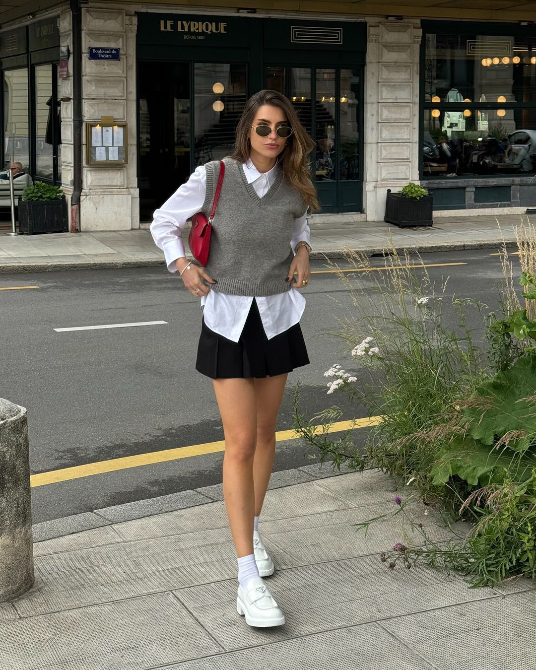 5 inspirasi ootd vest rompi kerja wanita, tiru untuk tampil kekinian!, 1. Layer dengan kemeja dan blazer , 2. Padukan sweater vest dengan rok lipit, 3. Formal dan classy dengan blazer dan celana serasi, 4. Kombinasikan dengan t-shirt dan jeans untuk sentuhan kasual, 5. Preppy chic dengan sweater vest dan rok pendek