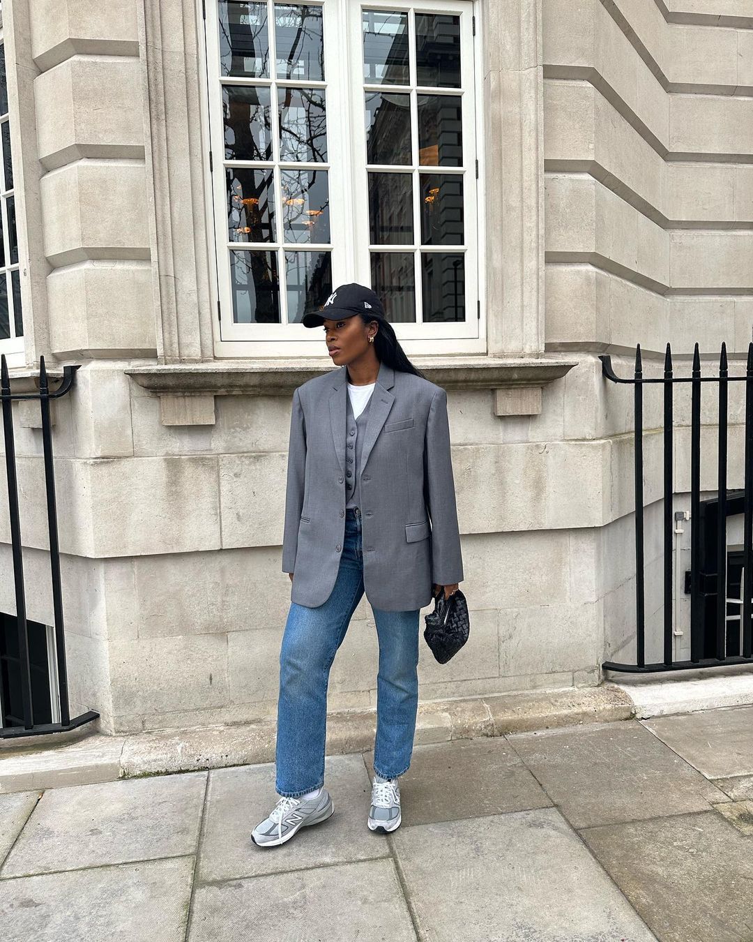 5 inspirasi ootd vest rompi kerja wanita, tiru untuk tampil kekinian!, 1. Layer dengan kemeja dan blazer , 2. Padukan sweater vest dengan rok lipit, 3. Formal dan classy dengan blazer dan celana serasi, 4. Kombinasikan dengan t-shirt dan jeans untuk sentuhan kasual, 5. Preppy chic dengan sweater vest dan rok pendek