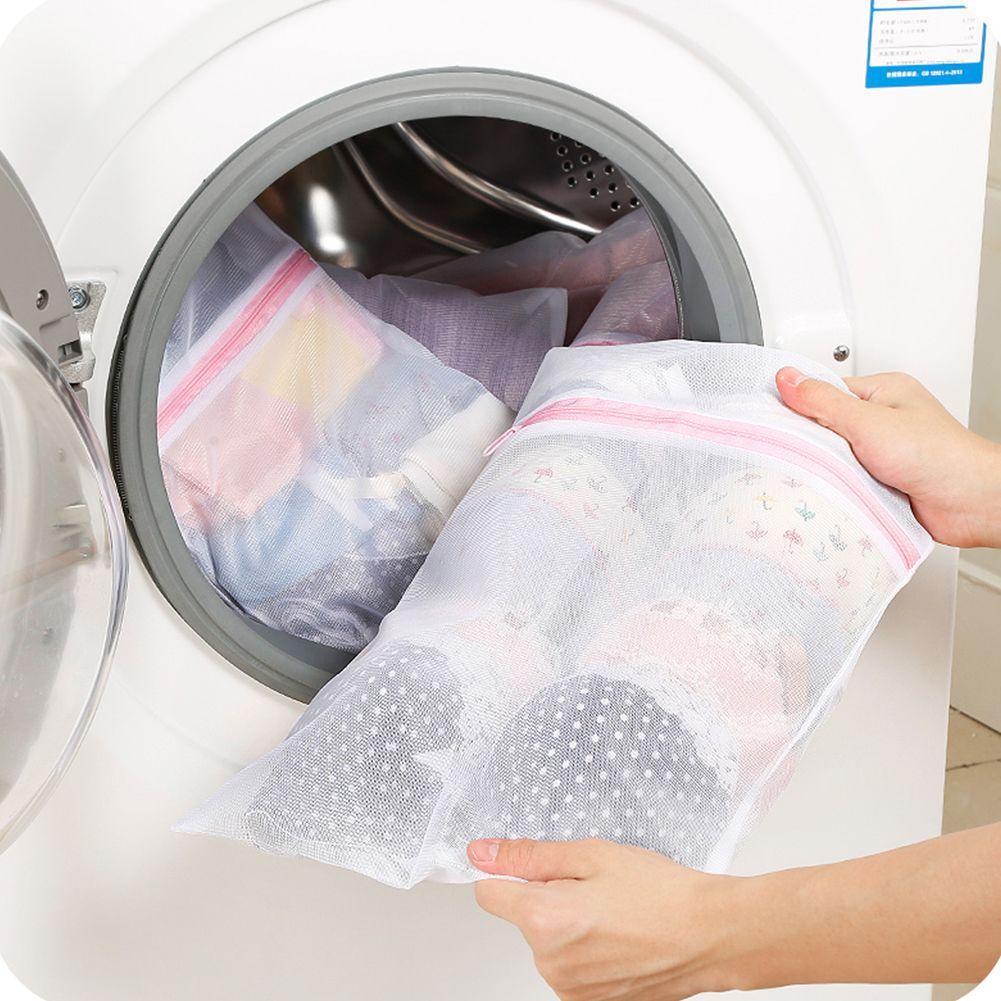 5 kesalahan saat mencuci bra yang harus dihindari, 1. Mengucek bra mampu mengubah bentuknya, 2. Menjemur bra dengan menggantungkan pada tali bra , 3. Suka menggunakan mesin cuci, pisahkan bra dengan lingerie laundry bag, 4. Terlalu sering dicuci juga dapat membuat bra mudah rusak, lho!, 5. Mesin pengering akan membuat elastisitas bra menjadi rusak