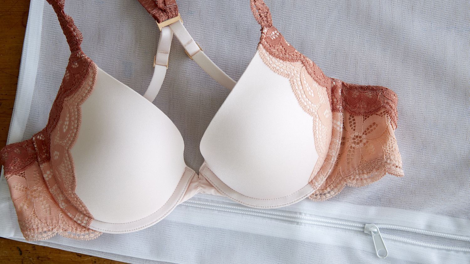 5 kesalahan saat mencuci bra yang harus dihindari, 1. Mengucek bra mampu mengubah bentuknya, 2. Menjemur bra dengan menggantungkan pada tali bra , 3. Suka menggunakan mesin cuci, pisahkan bra dengan lingerie laundry bag, 4. Terlalu sering dicuci juga dapat membuat bra mudah rusak, lho!, 5. Mesin pengering akan membuat elastisitas bra menjadi rusak