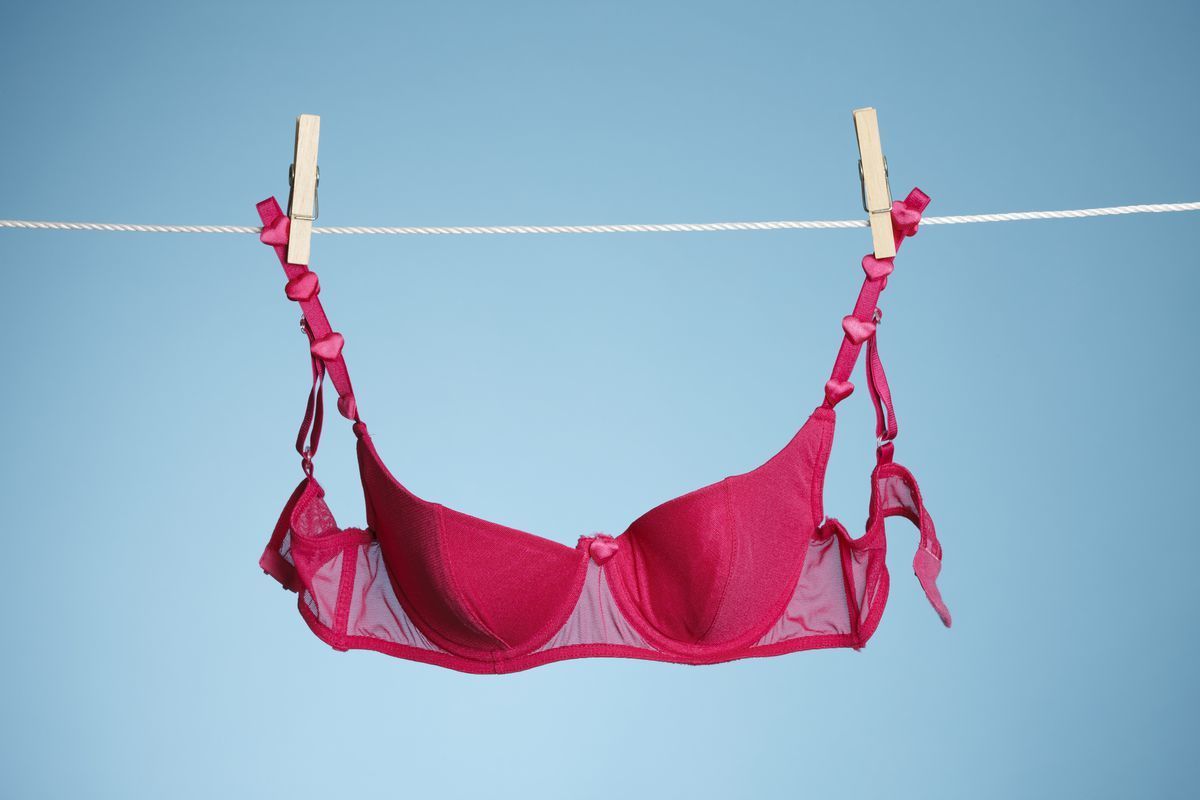 5 kesalahan saat mencuci bra yang harus dihindari, 1. Mengucek bra mampu mengubah bentuknya, 2. Menjemur bra dengan menggantungkan pada tali bra , 3. Suka menggunakan mesin cuci, pisahkan bra dengan lingerie laundry bag, 4. Terlalu sering dicuci juga dapat membuat bra mudah rusak, lho!, 5. Mesin pengering akan membuat elastisitas bra menjadi rusak
